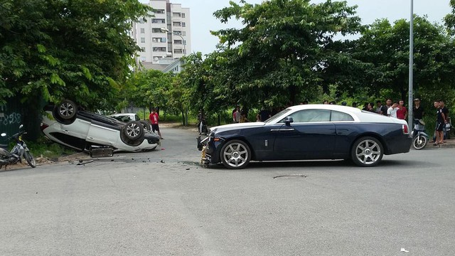 Đâm nhau, Rolls-Royce Wraith vỡ đầu, Honda CR-V lật ngửa ngay ngã tư tại Hà Nội