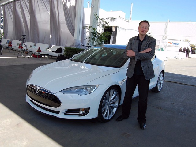 CEO Elon Musk ngồi trên đống lửa sau tuyên bố bốc đồng - Ảnh 1.