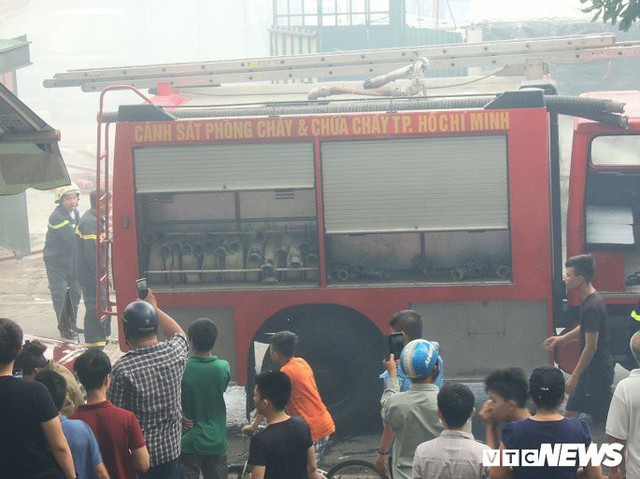 Cận cảnh bãi xe gần sân bay Tân Sơn Nhất bốc cháy ngùn ngụt, nhiều ô tô bị thiêu rụi - Ảnh 3.