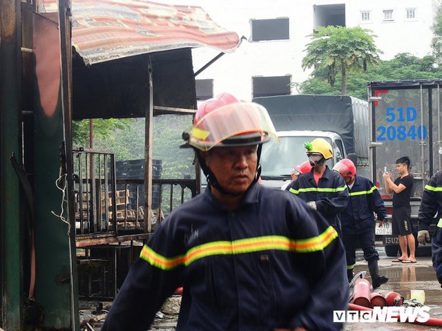 Cận cảnh bãi xe gần sân bay Tân Sơn Nhất bốc cháy ngùn ngụt, nhiều ô tô bị thiêu rụi - Ảnh 4.