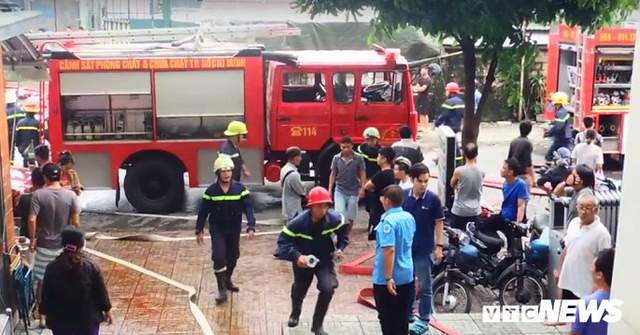 Cận cảnh bãi xe gần sân bay Tân Sơn Nhất bốc cháy ngùn ngụt, nhiều ô tô bị thiêu rụi - Ảnh 5.