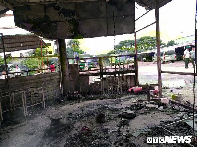 Cận cảnh bãi xe gần sân bay Tân Sơn Nhất bốc cháy ngùn ngụt, nhiều ô tô bị thiêu rụi - Ảnh 7.