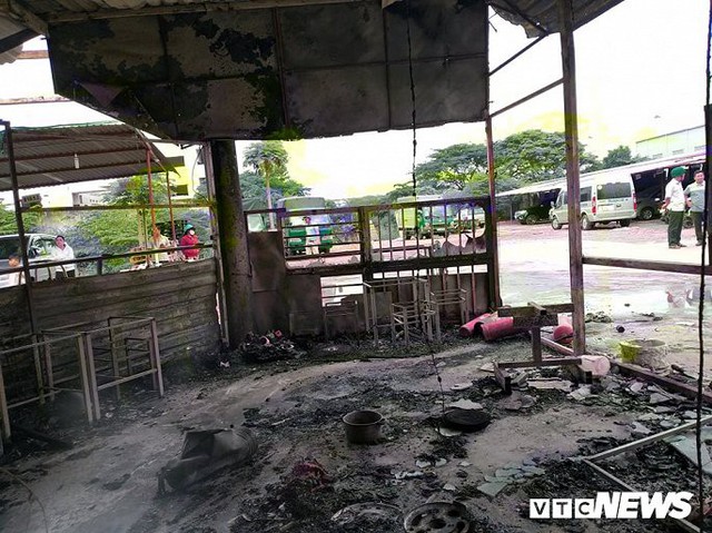 Cận cảnh bãi xe gần sân bay Tân Sơn Nhất bốc cháy ngùn ngụt, nhiều ô tô bị thiêu rụi - Ảnh 7. Cận cảnh bãi xe gần sân bay Tân Sơn Nhất bốc cháy ngùn ngụt, nhiều ô tô bị thiêu rụi - Ảnh 7.