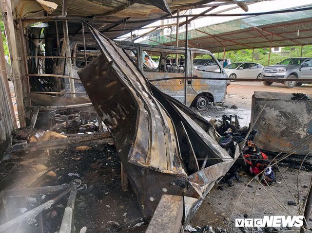 Cận cảnh bãi xe gần sân bay Tân Sơn Nhất bốc cháy ngùn ngụt, nhiều ô tô bị thiêu rụi - Ảnh 8.