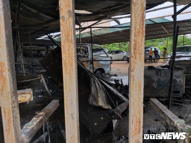 Cận cảnh bãi xe gần sân bay Tân Sơn Nhất bốc cháy ngùn ngụt, nhiều ô tô bị thiêu rụi - Ảnh 9.