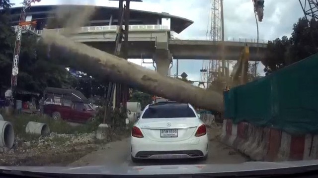 Thi công cầu vượt trên cao mắc lỗi, thanh sắt khổng lồ rơi xuống đầu Mercedes-Benz C-Class