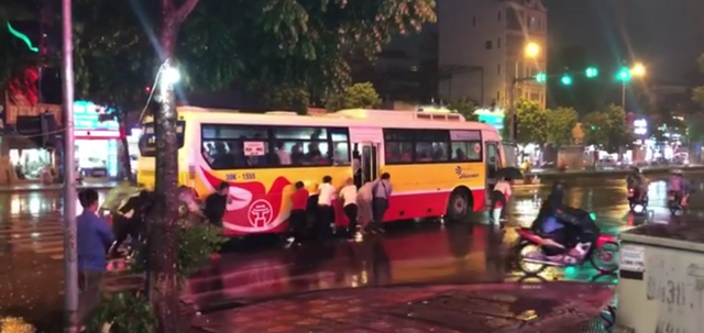 Xe buýt chết máy giữa trời mưa, phụ xe, hành khách cùng người dân ì ạch đẩy bộ nhận nhiều lời khen từ cộng đồng mạng - Ảnh 3.