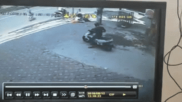 Thanh niên bẻ khóa trộm xe giữa ban ngày, nhưng một khoảnh khắc đã "dập tắt" tất cả