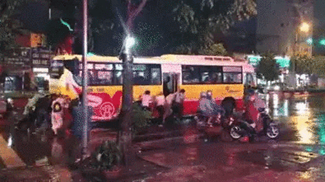 Xe buýt chết máy giữa trời mưa, phụ xe, hành khách cùng người dân ì ạch đẩy bộ nhận nhiều lời khen từ cộng đồng mạng
