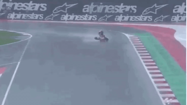Clip: Gặp tai nạn, tay đua MotoGP vẫn bình tĩnh "lướt" xe như không