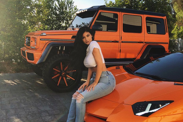 Hot girl tỷ phú Kylie Jenner khoe dáng bên Mercedes-Benz G550 độ - Ảnh 5.