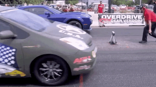 Clip: Toyota Prius cho Dodge Challenger SRT Demon hít khói khi đua drag