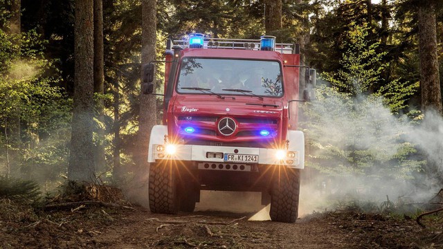 Mercedes-Benz Unimog: Xe cứu hỏa đẹp nhất, đúng chất nhất thế giới - Ảnh 1.
