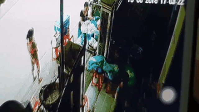"2 giây kinh hãi" trước cửa nhà và lời cảnh báo mạnh mẽ cho các bậc phụ huynh