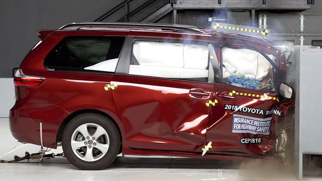 3 minivan hàng đầu đọ điểm an toàn, Toyota Sienna thấp nhất