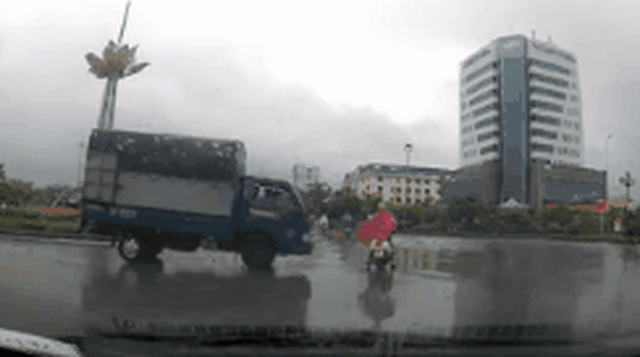 CLIP: Nếu phanh chậm một giây, tài xế xe tải có thể đã cho "nữ ninja" xuống gầm