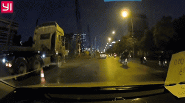 CLIP: Dừng trước chỉ 2 giây, tài xế thoát tai nạn kinh hoàng