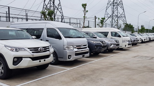 Ô tô nhập khẩu ùn ùn cập cảng, giá xe có thể hạ nhiệt?