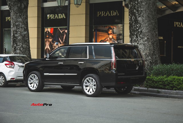 Khủng long Mỹ Cadillac Escalade 2018 lần đầu dạo phố sau khi vừa về tay chủ nhân mới - Ảnh 1.