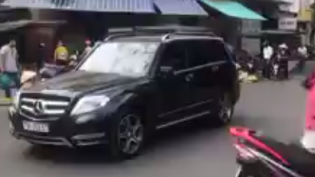 Đi xe sang nhưng ý thức kém sang, người phụ nữ biến chiếc Mercedes-Benz GLK thành bùng binh di động để mua đồ