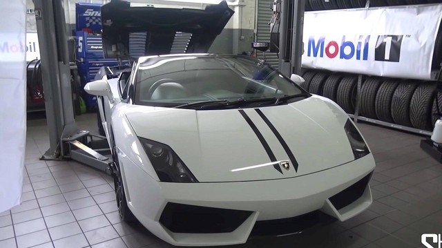 Lại một siêu xe nữa cần thay dầu, lần này là Lamborghini Gallardo
