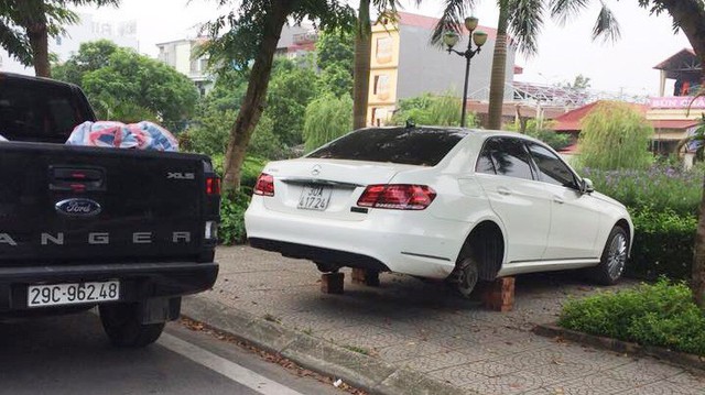 Bị đạo chích trộm gương và bánh xe 2 lần, chủ chiếc Mercedes-Benz còn nhận thêm chỉ trích từ cộng đồng