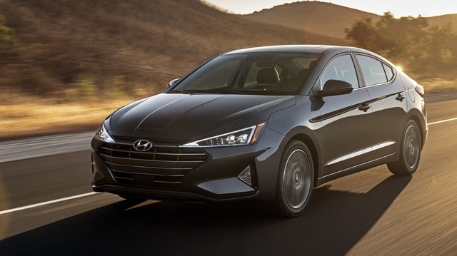 Hyundai Elantra 2019 ra mắt với những thay đổi ngỡ ngàng trong thiết kế