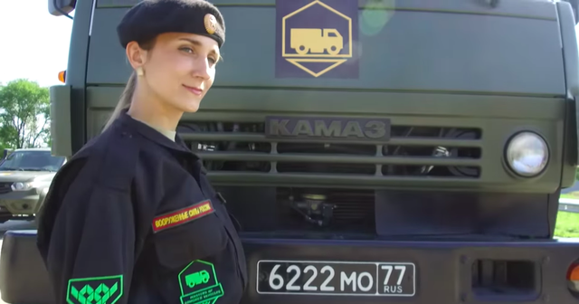 Xem các nữ quân nhân Nga xinh đẹp chinh phục quái vật vận tải quân sự KAMAZ khiến nhiều đấng mày râu phải lắc đầu thán phục - Ảnh 3.