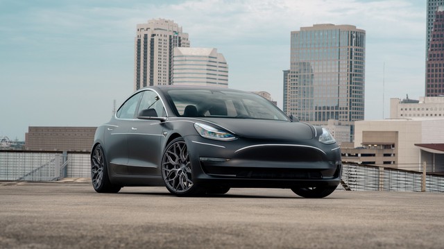 Giá rẻ nhưng tiền bảo hiểm Tesla Model 3 suýt bằng Porsche 911