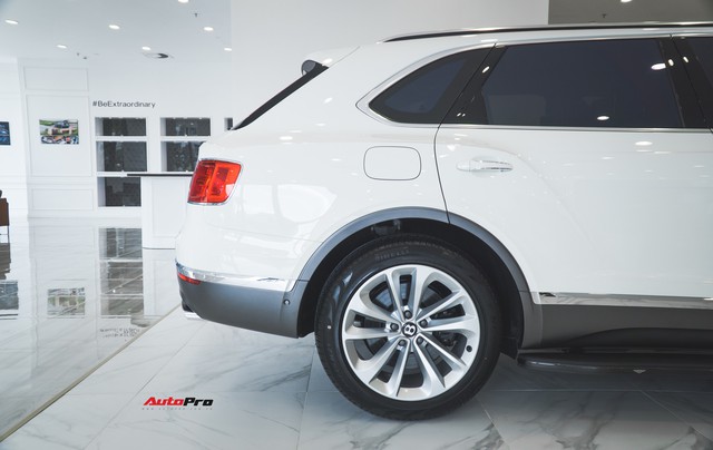 Bentley Bentayga màu trắng đầu tiên được nhập khẩu chính hãng có gì đặc biệt? - Ảnh 4.