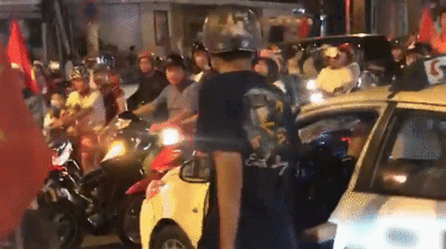 Nam thanh niên quá khích chặn đánh tài xế taxi vì bị cản đường "đi bão"