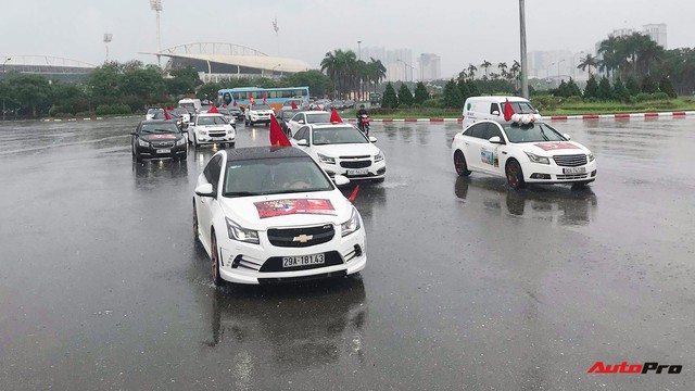 Đoàn 40 chiếc Chevrolet Cruze diễu hành quanh Hà Nội để cổ vũ đội tuyển Việt Nam trước giờ bóng lăn