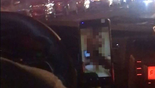 Trung Quốc: Tài xế taxi thản nhiên xem phim người lớn trước mặt hành khách trong xe - Ảnh 1.
