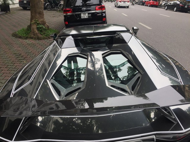 Lamborghini Aventador Roadster độ phong cách Tron Legacy chrome chói chang tại Hà Nội - Ảnh 4. Lamborghini Aventador Roadster độ phong cách Tron Legacy chrome chói chang tại Hà Nội - Ảnh 4.
