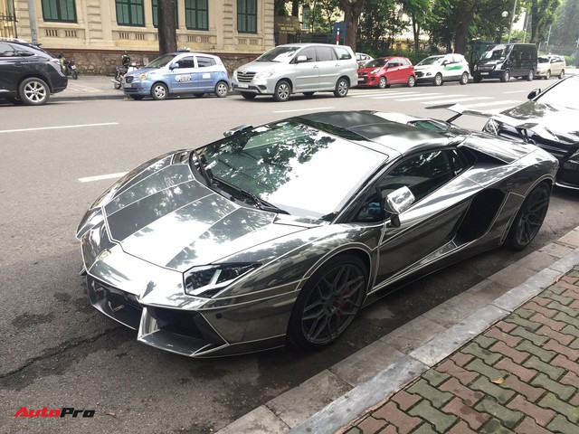 Lamborghini Aventador Roadster độ phong cách Tron Legacy chrome chói chang tại Hà Nội - Ảnh 1.