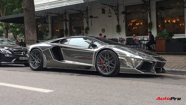 Lamborghini Aventador Roadster độ phong cách Tron Legacy chrome chói chang tại Hà Nội - Ảnh 2. Lamborghini Aventador Roadster độ phong cách Tron Legacy chrome chói chang tại Hà Nội - Ảnh 2.