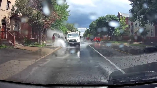 Cố tình phóng nhanh tạt nước vào người đi đường, tài xế Ford Transit nhận cái kết đắng