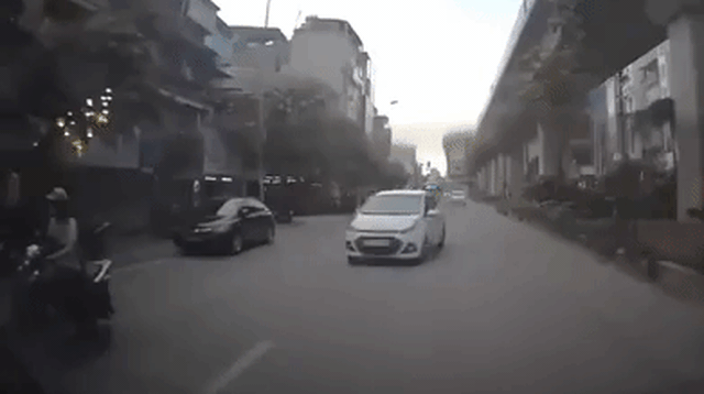 Clip: Xe điên đâm hàng loạt xe trên phố Hà Nội và cái kết ồn ào, ê chề