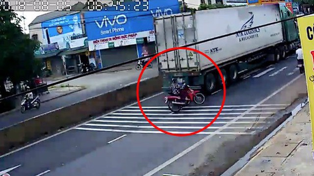 Quảng Trị: Sang đường mà "quên" quan sát, nữ ninja lao vào container nhưng may mắn thoát chết