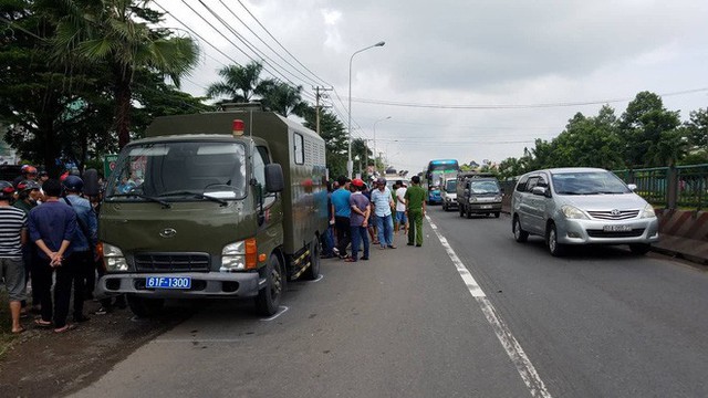 Đi nộp hồ sơ nhập học cho con, người phụ nữ bị xe chở phạm nhân kéo lê 20m tử vong thương tâm - Ảnh 1. Đi nộp hồ sơ nhập học cho con, người phụ nữ bị xe chở phạm nhân kéo lê 20m tử vong thương tâm - Ảnh 1.
