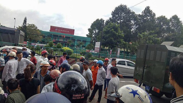 Đi nộp hồ sơ nhập học cho con, người phụ nữ bị xe chở phạm nhân kéo lê 20m tử vong thương tâm - Ảnh 2. Đi nộp hồ sơ nhập học cho con, người phụ nữ bị xe chở phạm nhân kéo lê 20m tử vong thương tâm - Ảnh 2.