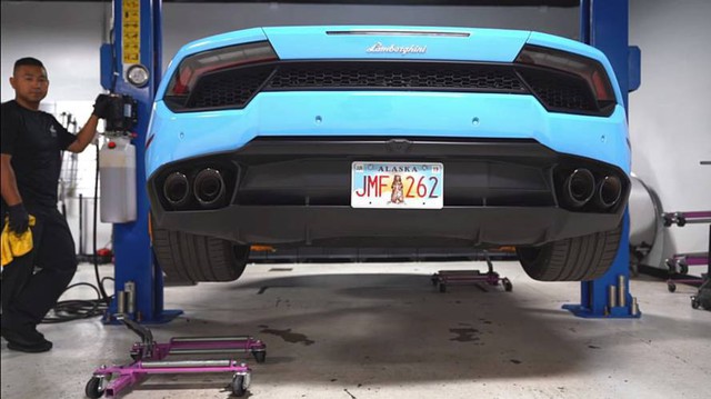 Thay dầu cho Lamborghini Huracan có khó như với Bugatti Veyron?