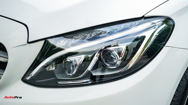 Mercedes-Benz C300 AMG nội thất màu hiếm vừa lăn bánh hơn 6.000 km đã được rao bán với khoản khấu hao cả trăm triệu đồng - Ảnh 2. Mercedes-Benz C300 AMG nội thất màu hiếm vừa lăn bánh hơn 6.000 km đã được rao bán với khoản khấu hao cả trăm triệu đồng - Ảnh 2.