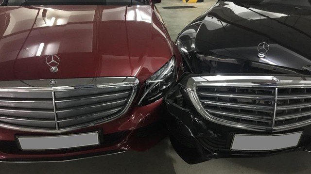 Bộ đoi Mercedes Benz đấu đầu Nhau Tại Ha Nội đen Thoi đỏ Quen đi