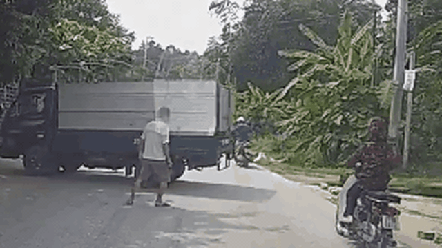 Clip: Lùi xe không dứt khoát, tài xế gây ra cảnh tượng "lạnh gáy" trên đường
