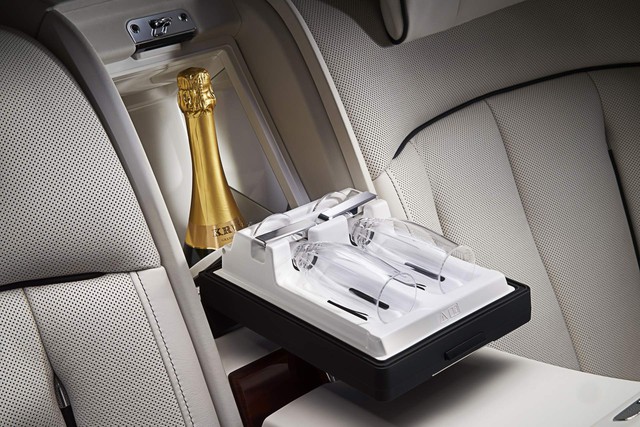 Rolls-Royce tung gói Private Suite tối ưu tính riêng tư cho hàng ghế sau - Ảnh 4.
