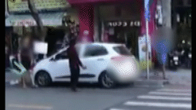 Clip: "Nóng mặt" vì nghĩ ô tô chắn đường, người đàn ông cầm gạch đập vỡ kính xe