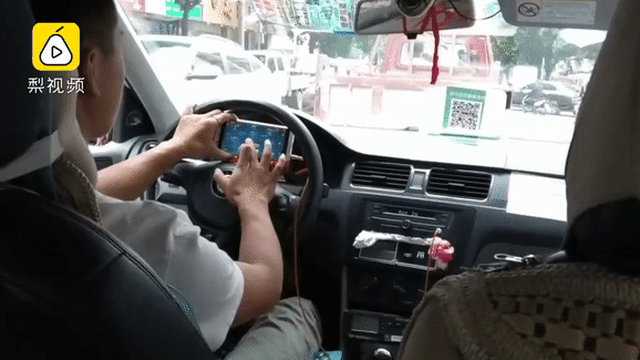 Tài xế taxi vừa lái xe vừa tranh thủ chơi game, hành khách sợ thót tim