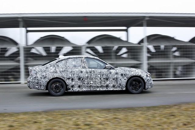 Xe bán chạy BMW 3-Series 2019 bị hành xác như thế nào trước khi ra mắt? - Ảnh 2. Xe bán chạy BMW 3-Series 2019 bị hành xác như thế nào trước khi ra mắt? - Ảnh 2.