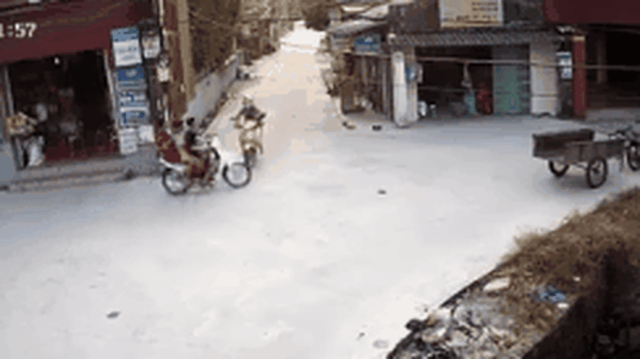 Clip: Xe máy phi xuống mương sau pha "va chạm định mệnh" ở ngã tư